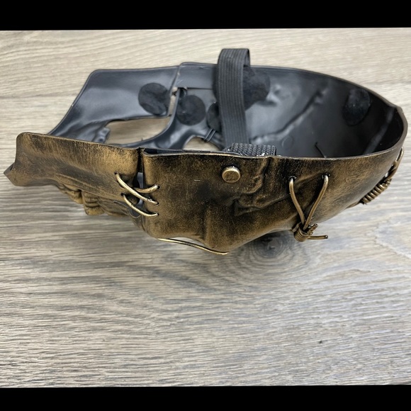 Skeleton mask with barbed wire and "stitched" eye socket - NWT! - Picture 9 of 17